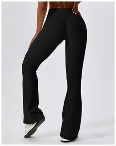 Détail du pantalon de yoga évasé noir à taille haute avec texture côtelée et bas large