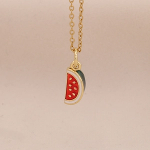 Charmante goudkleurige roestvrijstalen ketting met een levendige watermeloen hanger