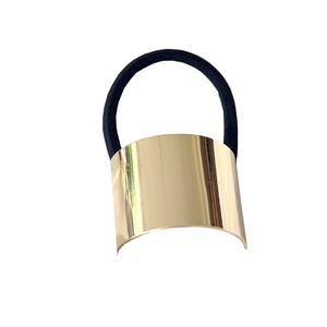 Détail du bandeau métallique semi-circulaire doré poli et de la texture de l'élastique