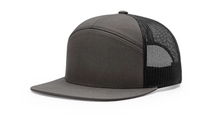 Detail der dunkelgrauen 7-Panel Trucker-Mütze mit schwarzem Mesh und hochwertiger Stofftextur
