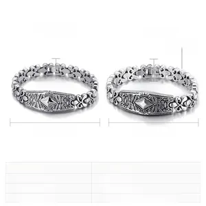 Details von 13mm breiten Vintage-Edelstahl-Herrenarmbändern mit geprägten Blumenmustern