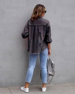 Rückansicht der langen Jeansjacke mit Destroyed-Effekten und Fransen am Saum