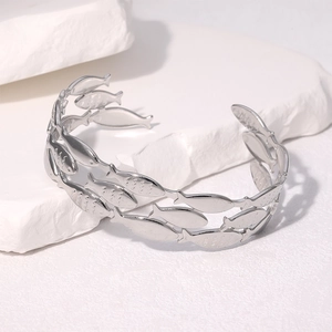 Vista dettagliata delle squame di pesce sul bracciale aperto in acciaio inossidabile argento