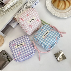 Tre mini pochette trapuntate in cotone con stampa a fiocco in rosa blu e viola