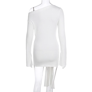 Détail de la robe courte blanche à épaule dénudée avec manche longue et coupe ajustée