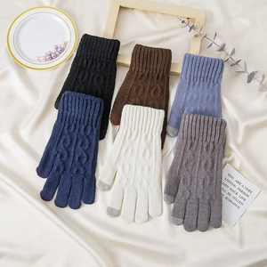 Vue détaillée de six paires de gants tactiles en tricot torsadé de différentes couleurs