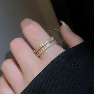 Vista macro di un anello multistrato in oro 18k con zirconi rosa e micro-pave cristalli