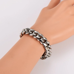Bracciale a catena cubana in acciaio inossidabile argento lucido sul polso
