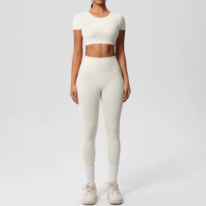 Vue avant de l'ensemble de yoga blanc crème avec haut à manches courtes et legging taille haute