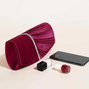 Elegante borsa da sera plissettata bordeaux con striscia decorativa di strass
