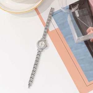 Silberne Damen Quarzarmbanduhr mit Metallarmband und funkelndem Diamantbesatz