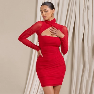 Détail de la robe courte rouge moulante avec fronces et manches longues en résille