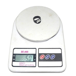 Bague décapsuleur en acier inoxydable noir sur balance numérique pesant 5,0 grammes