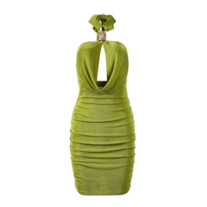 Détail de la robe moulante froncée vert citron avec licou et boucle en métal doré