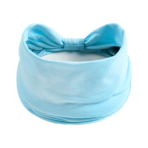Dettaglio fascia elastica azzurra con nodo per yoga e trucco in tessuto morbido