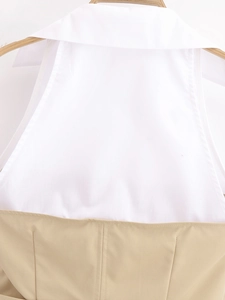 Détails du tissu blanc et kaki avec coutures précises et texture raffinée