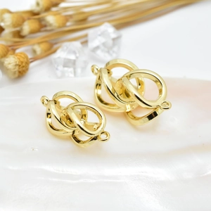 Polished 18k gold plated adjustable jewelry clasp for pearl necklaces on decorative base