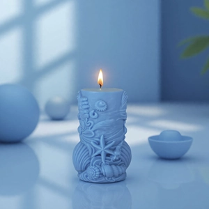 Candela blu a tema oceanico con rilievi di stelle marine e conchiglie in stato acceso