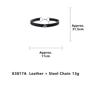 Détails du choker Y2K en cuir noir avec pendentif croix argentée et dimensions du produit