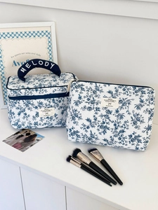 Set de trousses à maquillage à fleurs bleues et blanches avec surpiqûres losanges