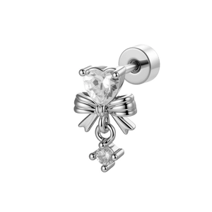 Orecchino a cuore con fiocco argento e zircone, piercing a vite su sfondo bianco