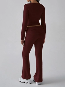 Ensemble deux pièces tricoté bordeaux pour femme avec haut manches longues et pantalon évasé