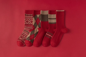 Détail de cinq paires de chaussettes en laine rouge avec motifs Fair Isle et argyle