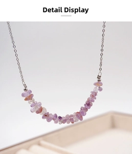 Nahaufnahme natürlicher Amethyst-Steine an einer polierten silbernen Stahlkette