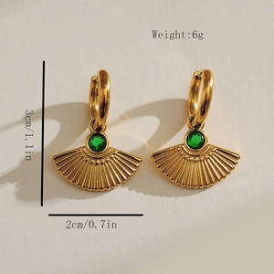 Détail de boucles d'oreilles dorées en forme d'éventail avec zircon vert et dimensions