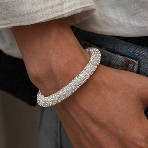 Gros plan d'un bracelet jonc serti de cristaux scintillants pour un look de luxe