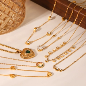 Collection de colliers coeurs plaqués or 18 carats avec oxydes de zirconium variés