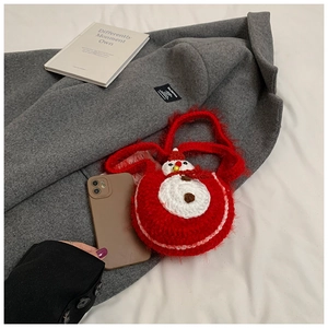 Gros plan détaillé d'un sac bonhomme de neige au crochet rouge avec bandoulière