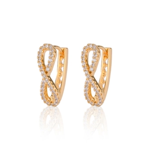 Gedetailleerde macro-opname van champagne gouden infinity oorbellen met zirkonia
