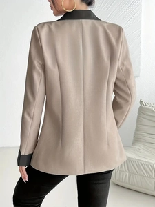 Vue de dos du blazer cintré beige et noir pour femme montrant un style de bureau chic