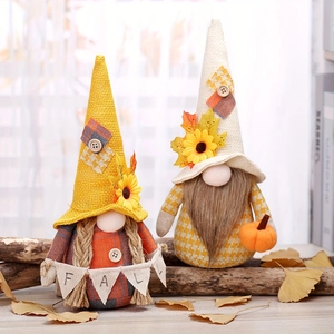 Détail de gnomes d'automne avec tournesols et citrouilles sur fond de bois rustique