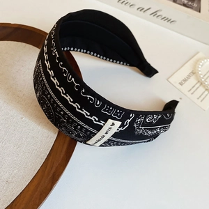 Détail du bandeau bohème noir et blanc avec étiquette faite main sur une table décorée
