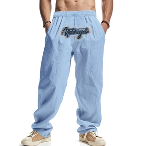 Detail der hellblauen Leinen-Jogginghose mit elastischem Kordelzug und Stickerei für Herren