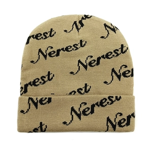 Dettaglio del berretto in maglia jacquard kaki con lettere nere e risvolto spesso