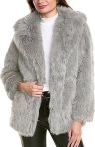 Elegante abrigo de piel sintética gris claro con solapa grande y estilo suave de largo medio