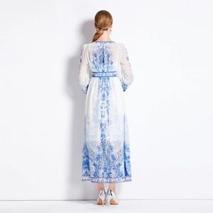 Robe maxi élégante blanche à col en V, manches longues et imprimés floraux bleus vintage