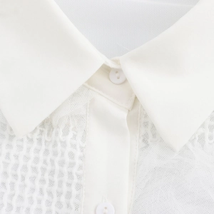 Elegante camicia bianca da donna con trama in rete di pizzo e dettaglio del colletto