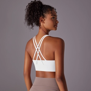 Dettaglio del reggiseno sportivo bianco con intricato design incrociato sulla schiena