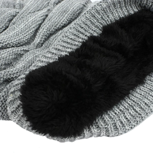 Bonnet d'hiver en tricot gris avec torsades et doublure chaude en fausse fourrure noire