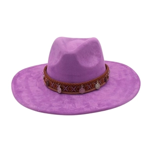 Vue détaillée du chapeau à large bord violet avec ruban ethnique et breloques en métal