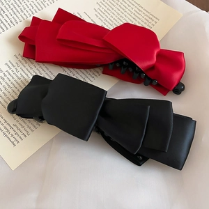 Détails des barrettes à cheveux en satin rouge et noir avec pince banane au design élégant