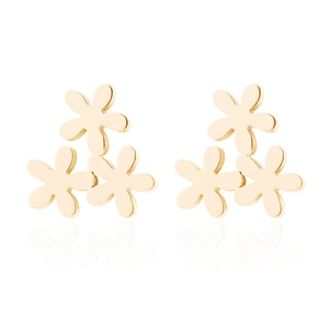 Eleganti orecchini a lobo a fiore dorati con tre motivi floreali su sfondo bianco
