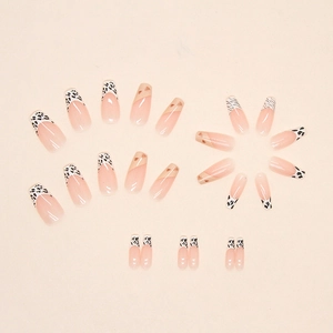 Faux ongles français motifs vache et cœurs léopard style minimaliste rose et doux