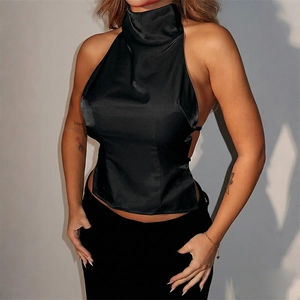 Gros plan du haut licou en satin noir brillant montrant le dos nu et la texture du tissu