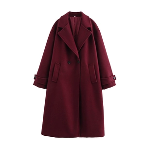 Elegante cappotto lungo in lana bordeaux doppiopetto con revers e dettagli ai polsi