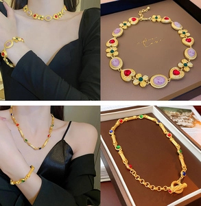 Détail d'un ensemble collier et bracelet vintage plaqué or orné de pierres gemmes